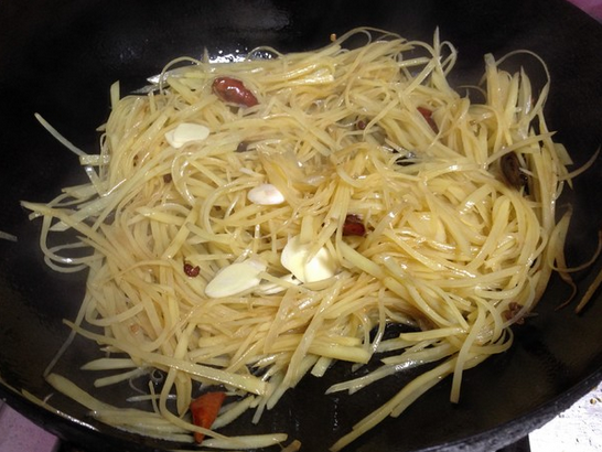 酸辣土豆丝的做法一起来学下!