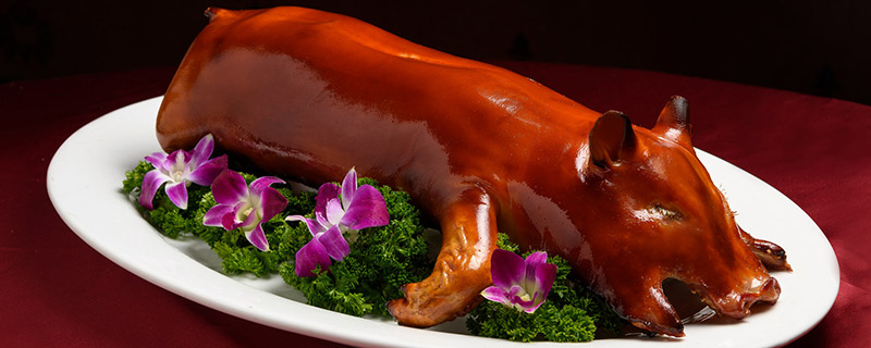 百色特色小吃有七里香猪,隆林腊肉,靖西粽粑,西林麻鸭,煎没六鱼,脆皮