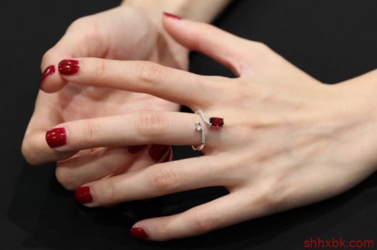 女人结婚戒指戴哪只手